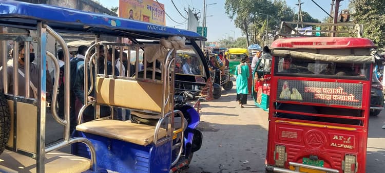 शहर में ऑटो-टोटो चालकों के जहां तहां वाहन खड़ी करने पर नहीं है कोई रोकटोक