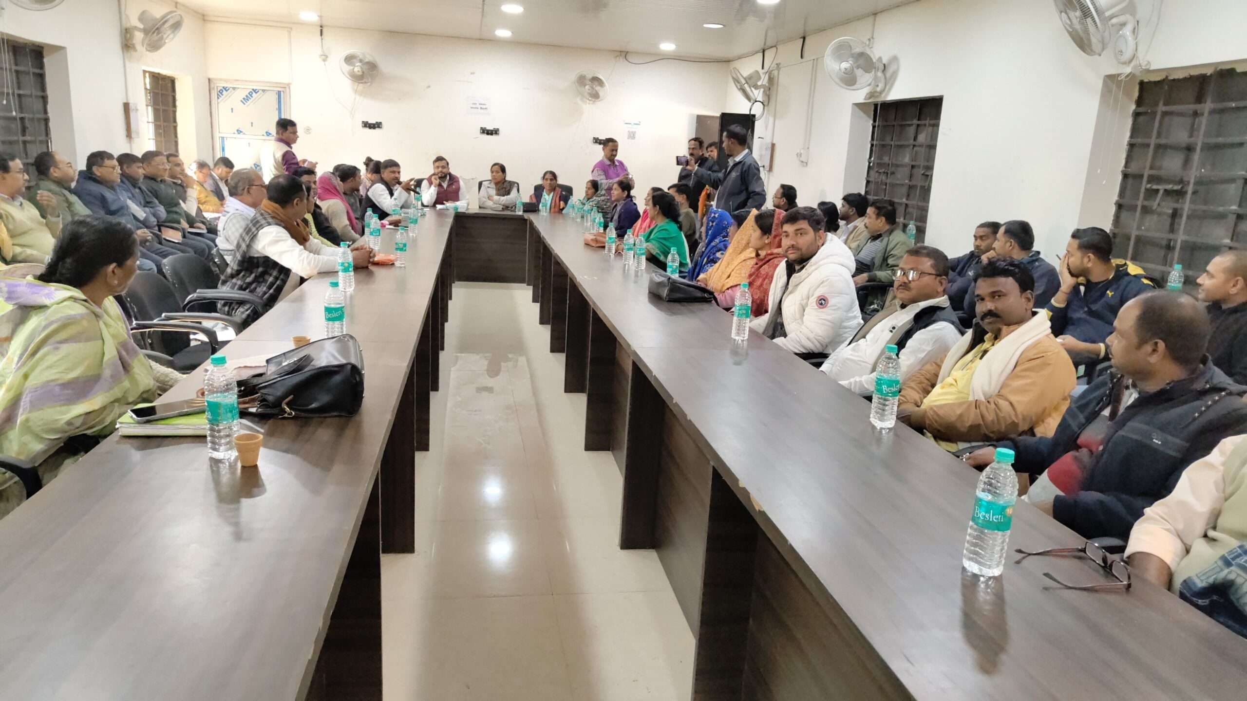 hajipur news. बीडीसी की बैठक में सीडीपीओ व अन्य पदाधिकारियों के अनुपस्थित रहने पर सदस्यों ने जताया आक्रोश