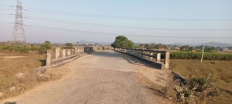 इंदरचक नदी पर बना पुल जर्जर, हादसे को दे रहा आमंत्रण