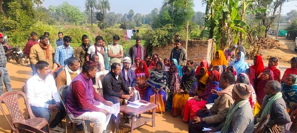 भूमिहीनों ने भूमि आवंटन की मांग को लेकर विधायक को सौंपा आवेदन