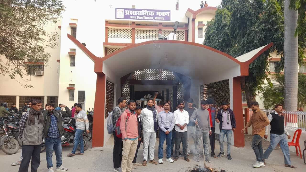 नामांकन में धांधली का आरोप लगा एनएसयूआइ ने वीसी का पुतला फूंका