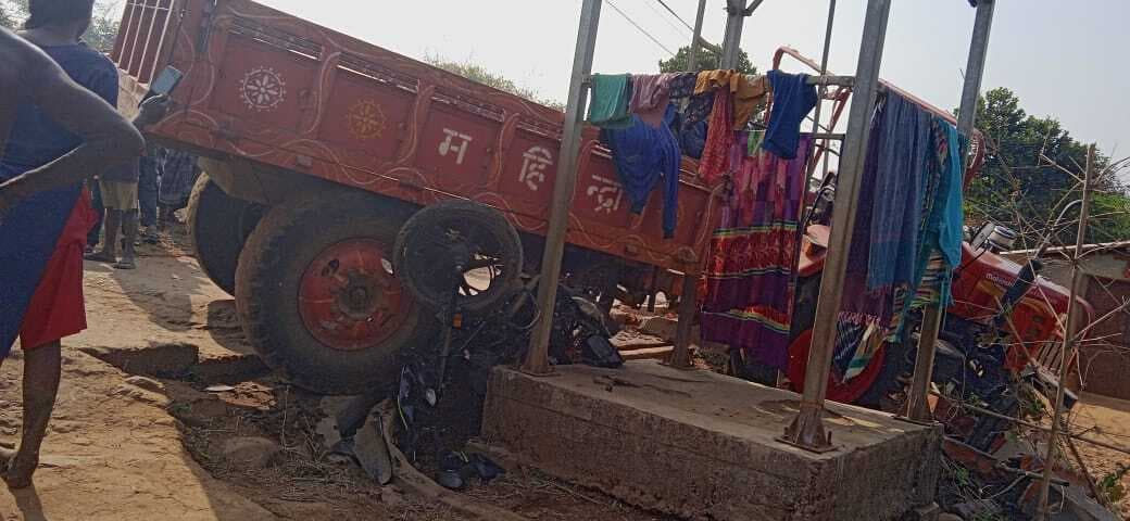 ट्रैक्टर और बाइक में टक्कर, बाल-बाल बचा युवक