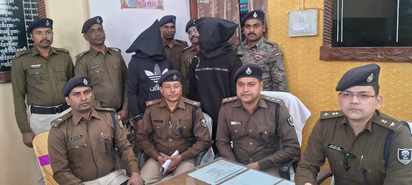 छिनतई मामले का पुलिस ने किया उद्भेदन, हथियार के साथ दो गिरफ्तार