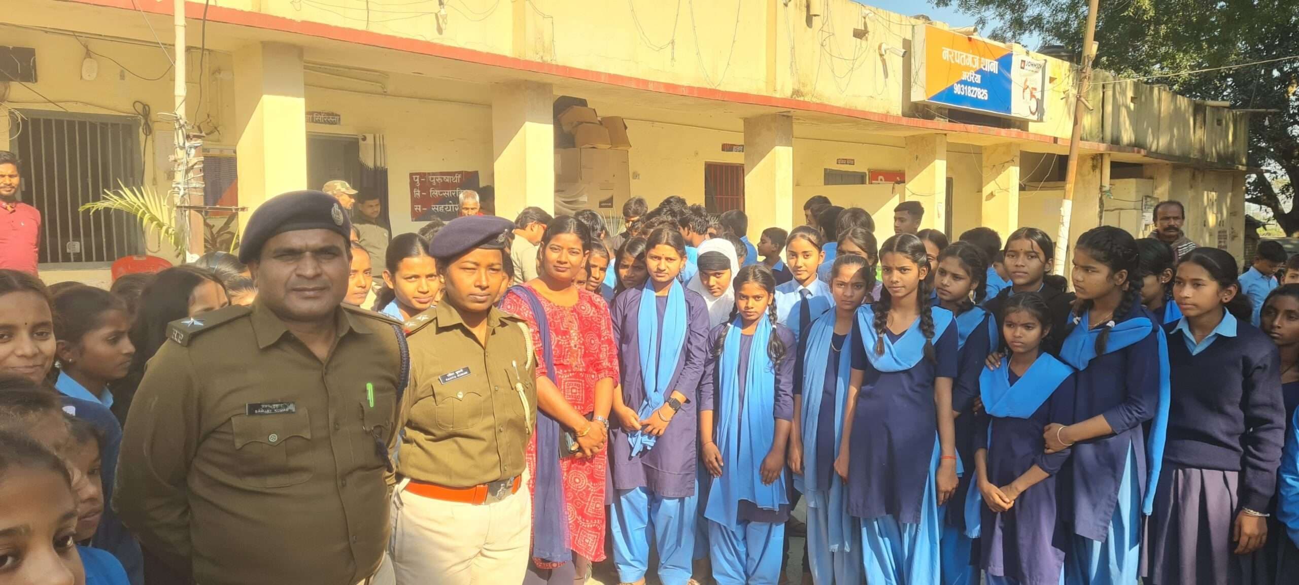 दर्जनों बच्चों ने किया थाना का शैक्षणिक भ्रमण