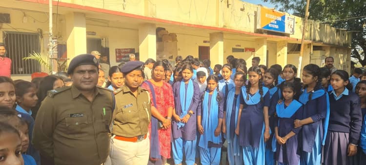 दर्जनों बच्चों ने किया थाना का शैक्षणिक भ्रमण