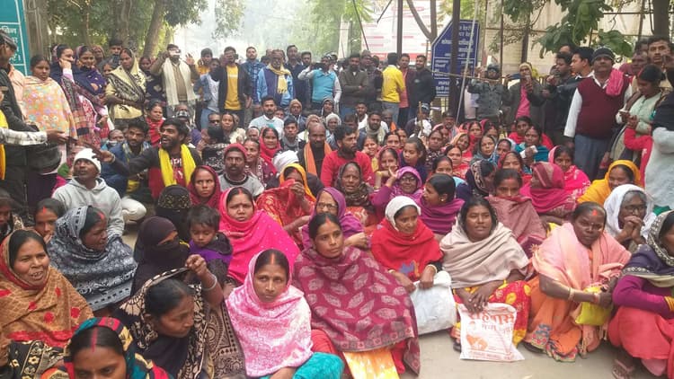 sasaram News : बिजली विभाग का शिविर नहीं लगने से नाराज उपभोक्ताओं ने मुख्य गेट पर किया प्रदर्शन