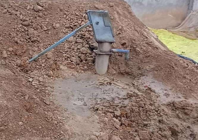 चापाकल मिट्टी से भरने का आरोप, ग्रामीणों  में असंतोष