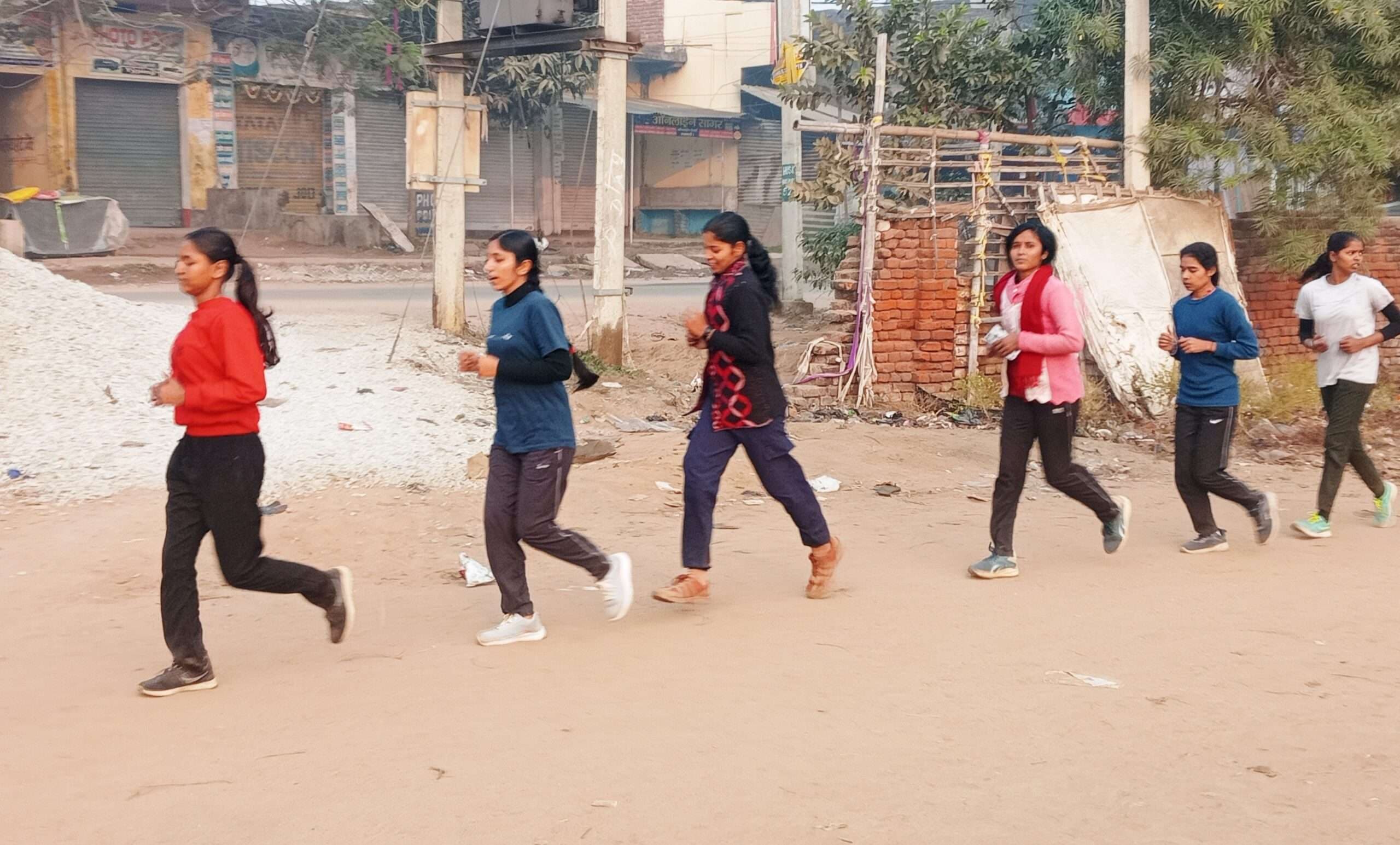 पुलिस की फिजिकल तैयारी में पसीना बहा रहे अभ्यर्थी