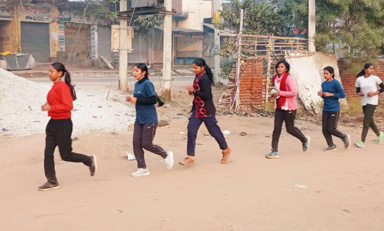 पुलिस की फिजिकल तैयारी में पसीना बहा रहे अभ्यर्थी