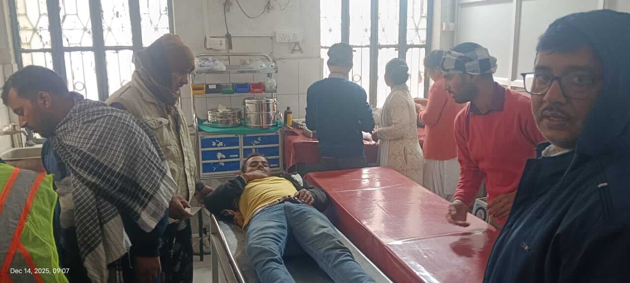 कोहरे के कारण एनएच पर ट्रेलर-ट्रक में टक्कर, चालक घायल