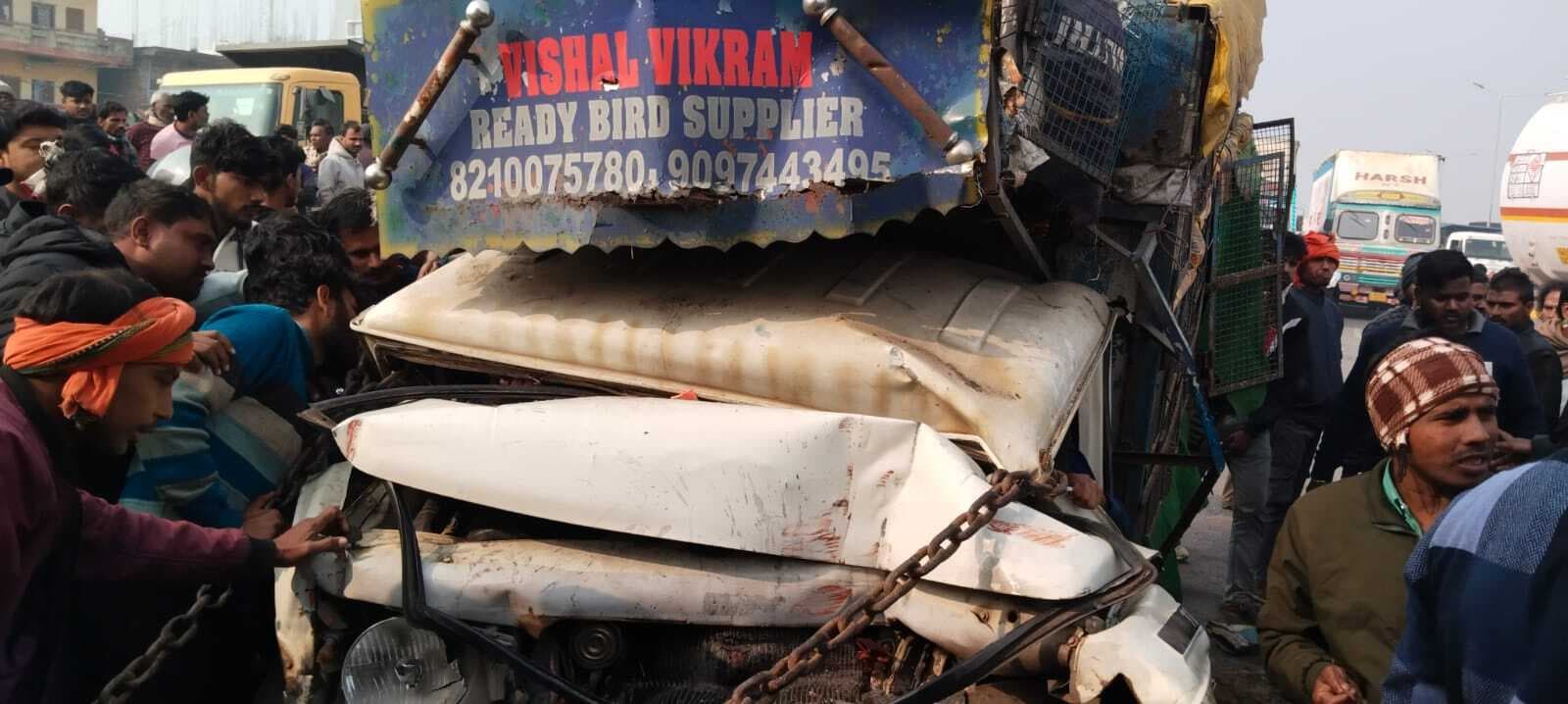 धक्का लगने के बाद ट्रक से टकराया पिकअप, तीन जख्मी