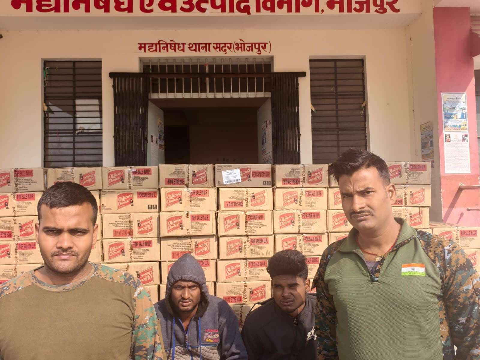 ट्रक पर तहखाना बनाकर लायी जा रही विदेशी शराब जब्त