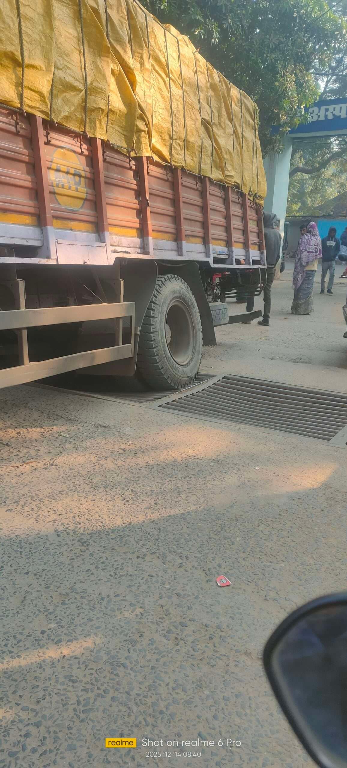 मेडिकल सामान से लदा ट्रक हुआ दुघर्टनाग्रस्त, कोई हताहत नहीं