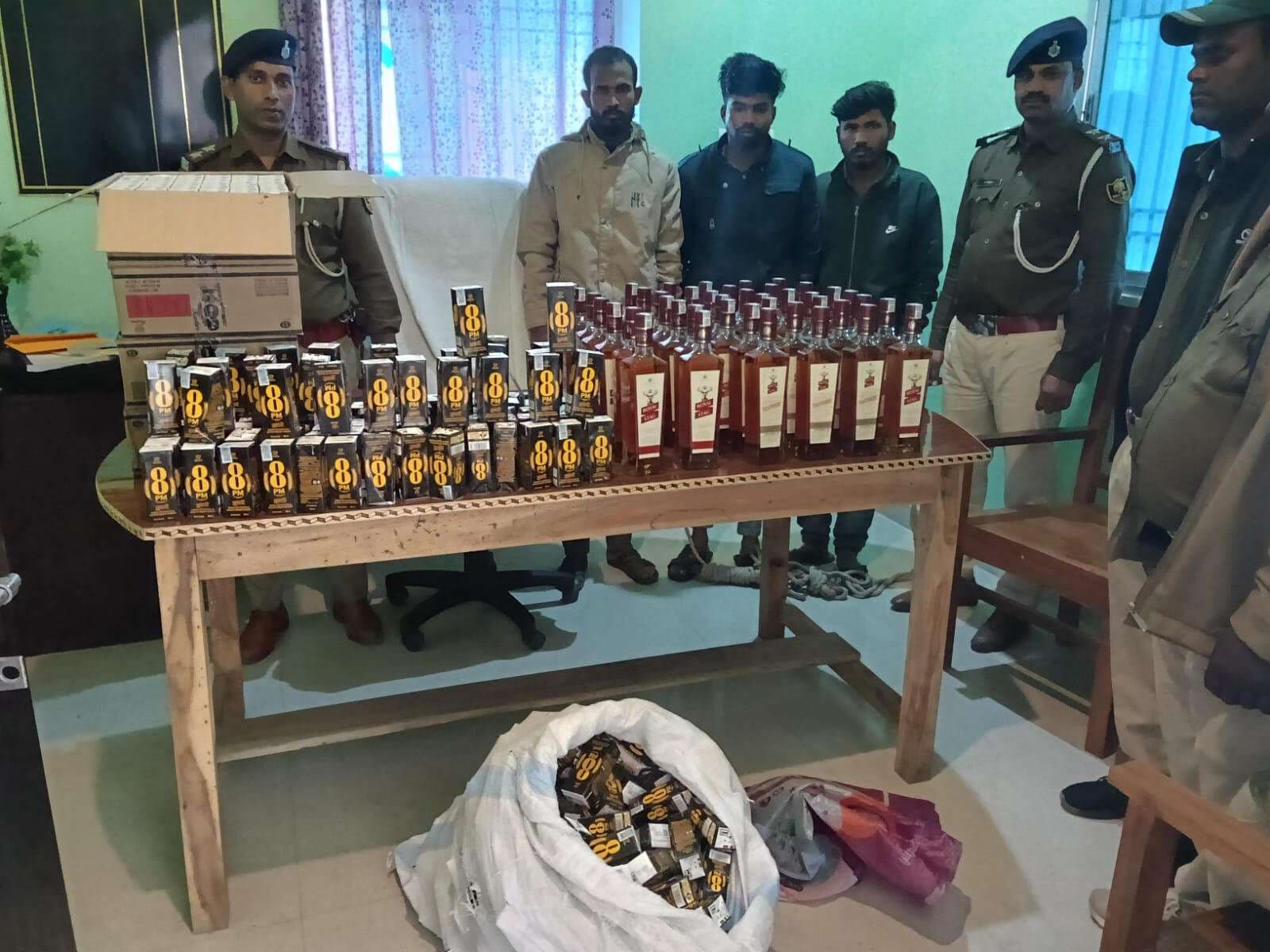 टेंपो से कर रहे थे विदेशी शराब की तस्करी, तीन धराये