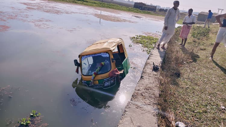 अनियंत्रित ऑटो धार में गिरी, चालक घायल
