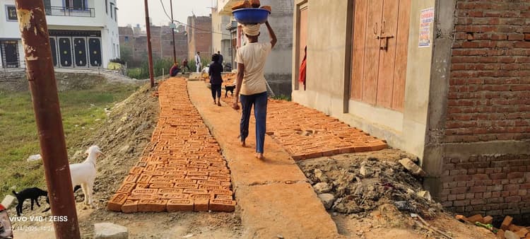 मानकों की अनदेखी कर नाली-गली का हो रहा निर्माण