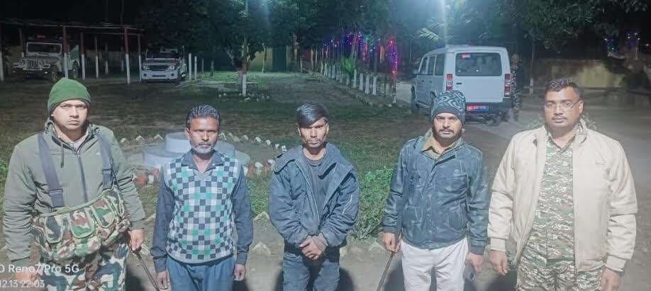 मवेशी हाट में नशे में धुत दो युवक गिरफ्तार