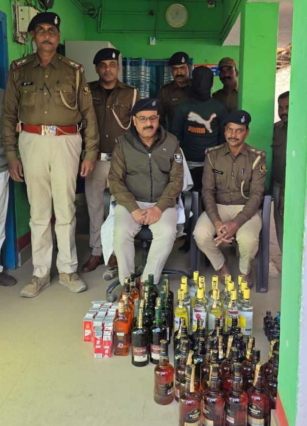 टोटो व बाइक से शराब जब्त,  टोटो चालक गिरफ्तार