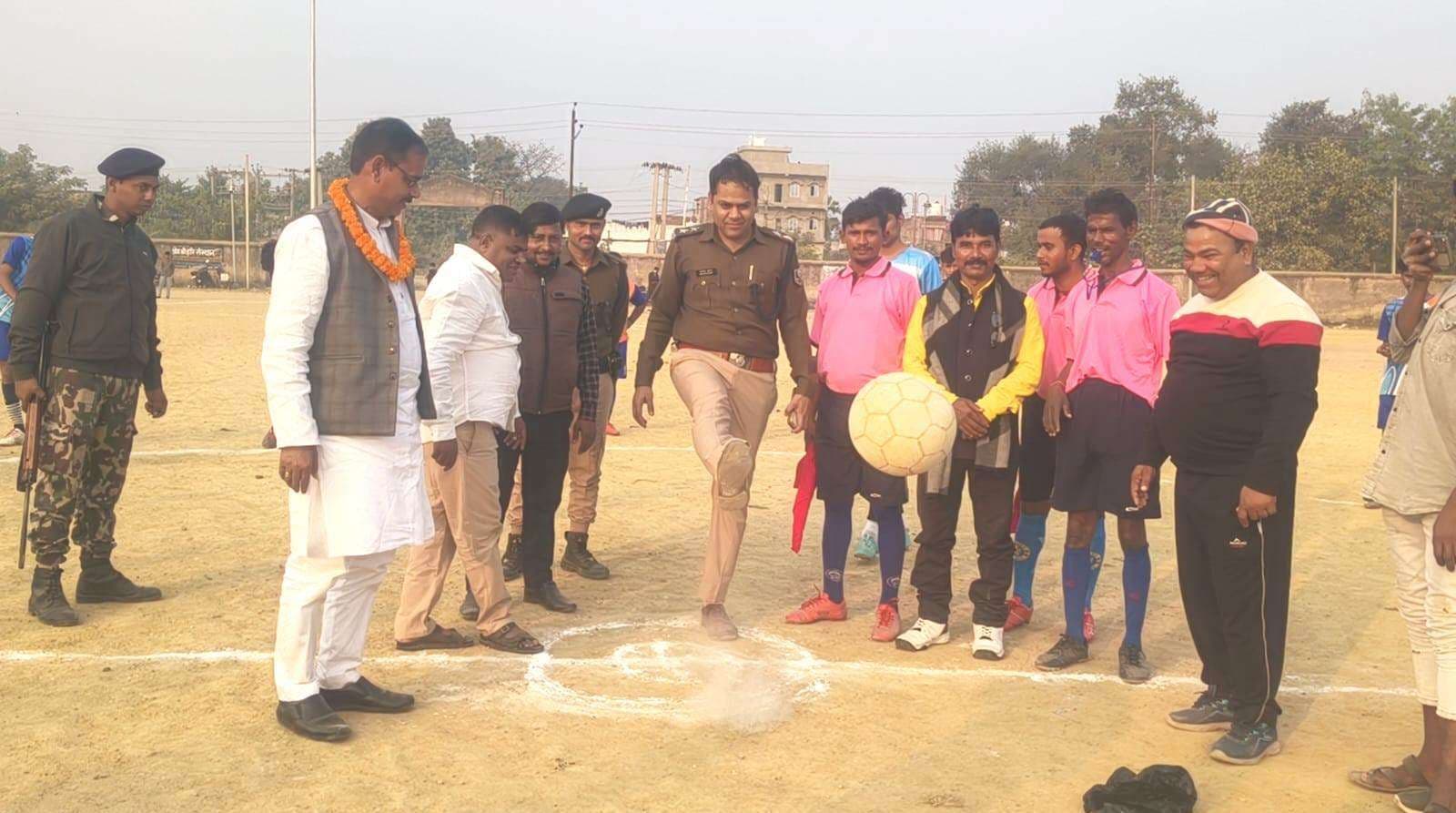 जिला स्तरीय फुटबॉल मैच में विजेता बनीं देव भास्कर की  टीम