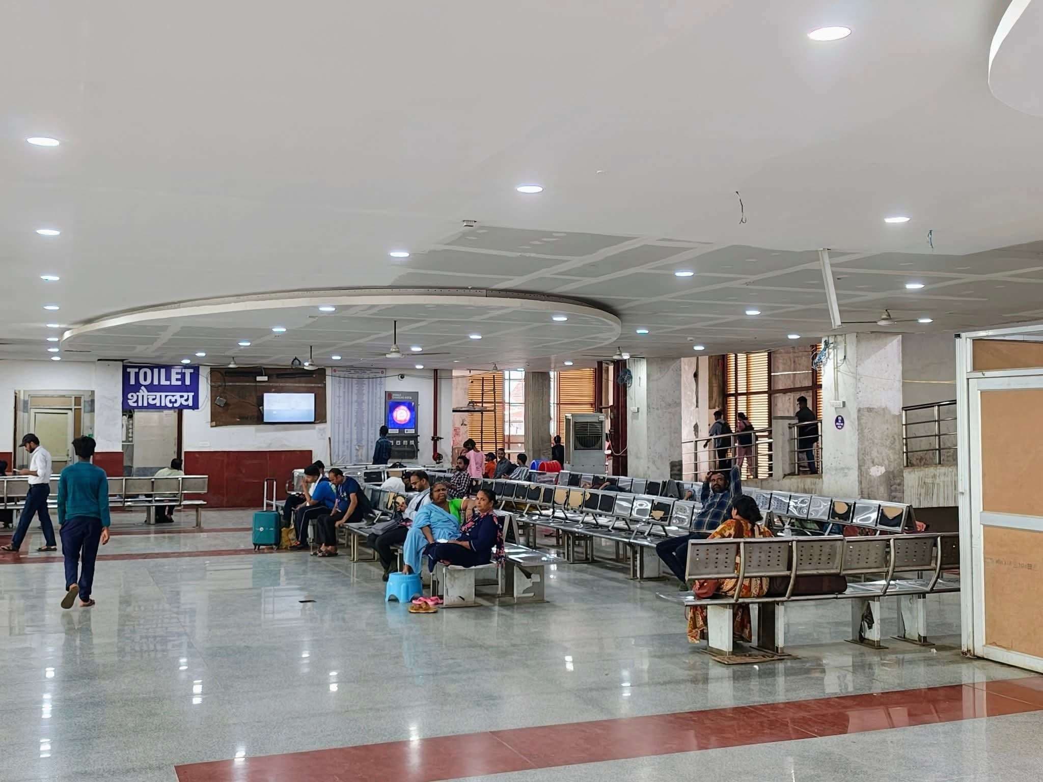 तेजस राजधानी एक्सप्रेस समेत कई ट्रेनें लेट