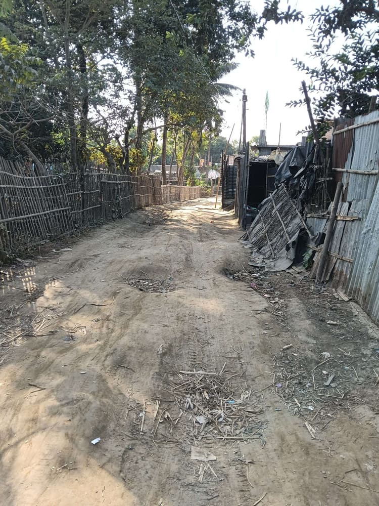 कच्ची सड़क से आवागमन करने को मजबूर हो रही बड़ी आबादी