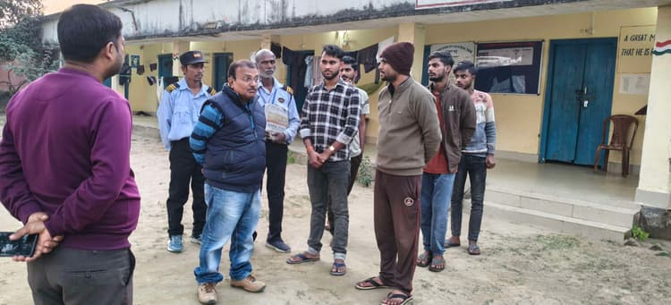 जिला कल्याण पदाधिकारी ने छात्रावास का किया निरीक्षण