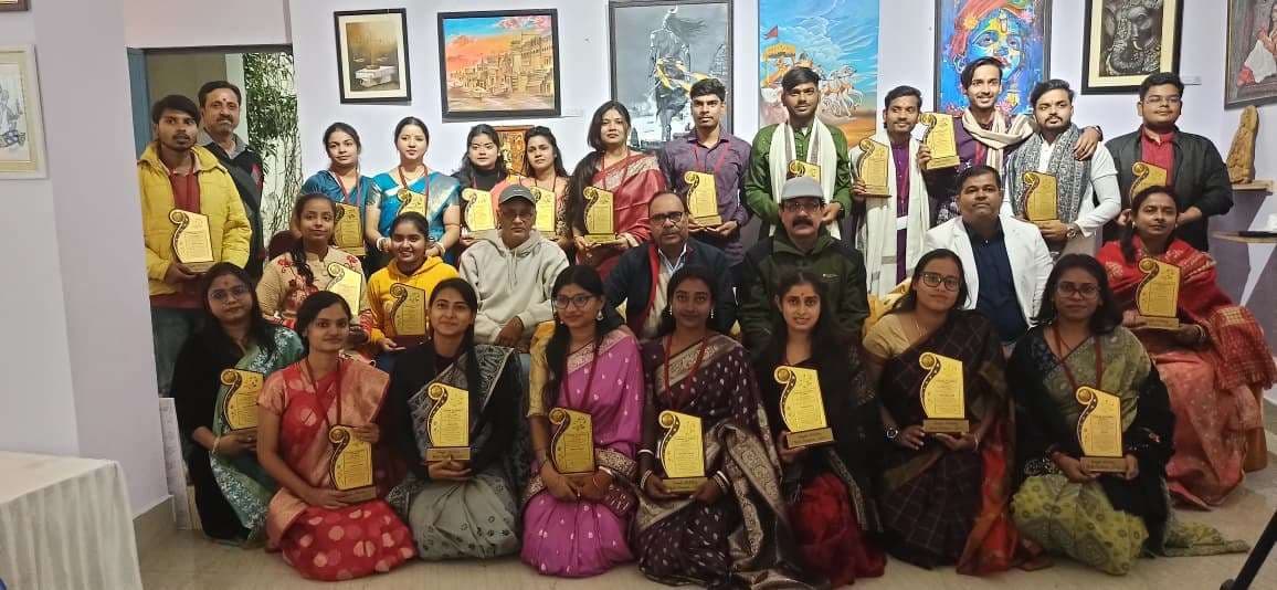 Deoghar News : कला प्रदर्शनी का समापन, उभरते कलाकारों की प्रतिभा को मिला मंच