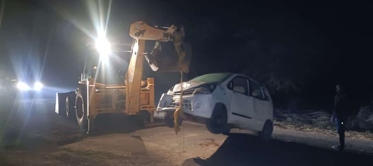 कार अनियंत्रित होकर पेड़ से टकरायी, चालक और सवार जख्मी अवस्था में फरार