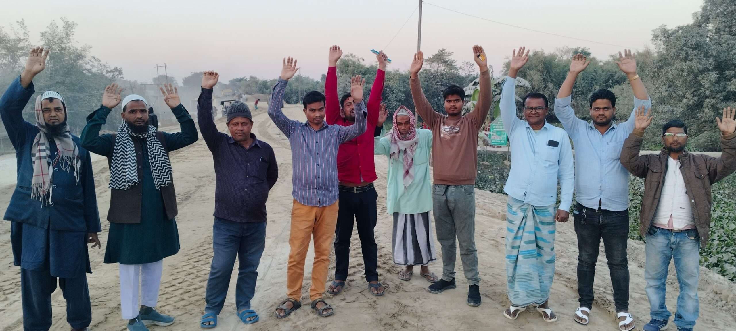 मुआवजा देने से पहले सड़क निर्माण शुरू कराने पर आपत्ति, विरोध प्रदर्शन