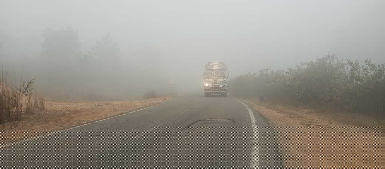मैक्लुस्कीगंज में छाया घना कोहरा,  परेशानी बढ़ी.