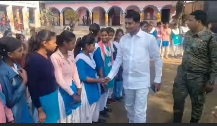 विधायक लोगों से ले रहे आशीर्वाद