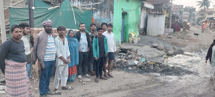 सड़क पर नाले का पानी बहने से मोहल्लेवासी परेशान