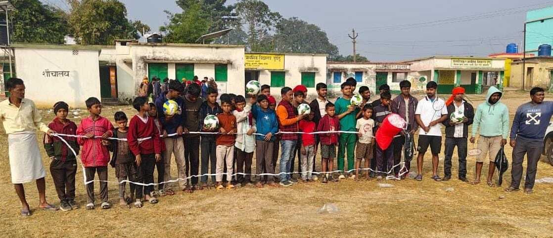 सीएसआर योजना के तहत खिलाड़ियों के बीच खेल सामग्रियों का वितरण