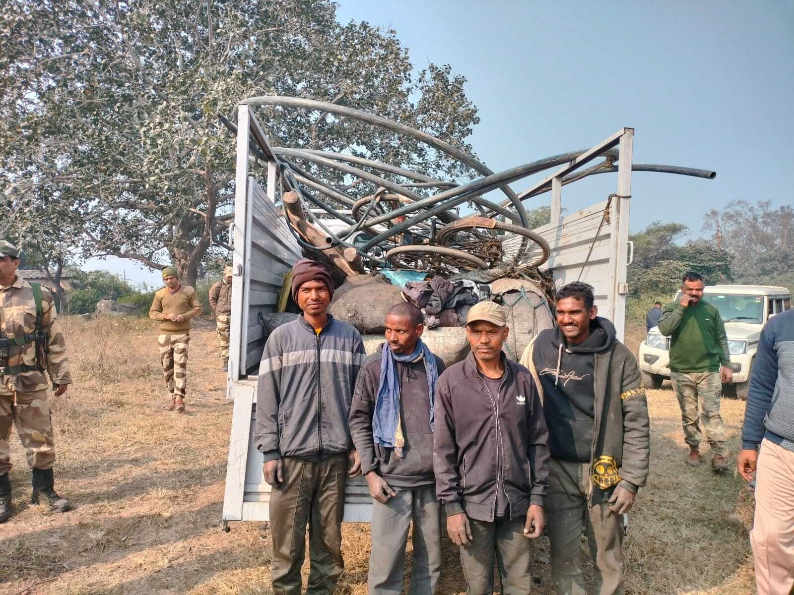 चोरी का 30 बोरा कोयला जब्त, पुलिस को सौंपा