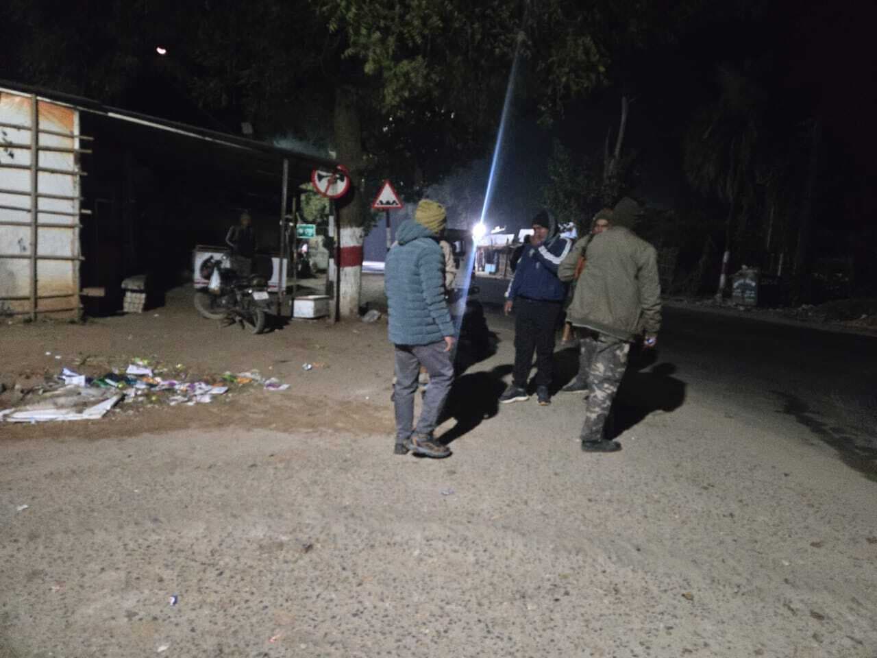 Deoghar News : अवैध बालू परिवहन के खिलाफ एसडीएओ की छापेमारी, टीम को देख तेज गति से भाग रहा ट्रैक्टर पलटा