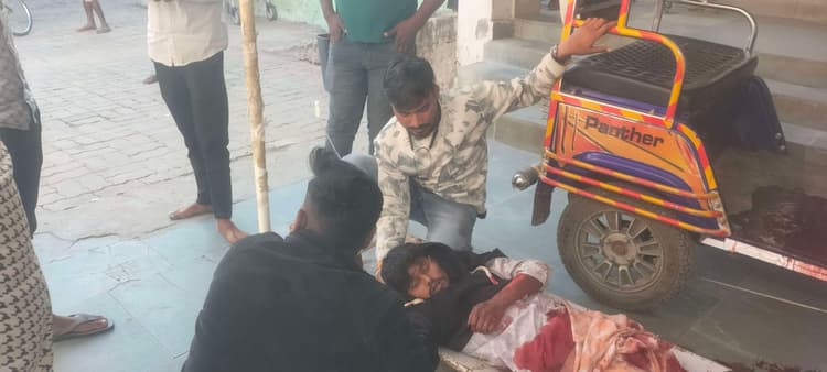 ट्रक की ठोकर से बाइक सवार दो युवक घायल