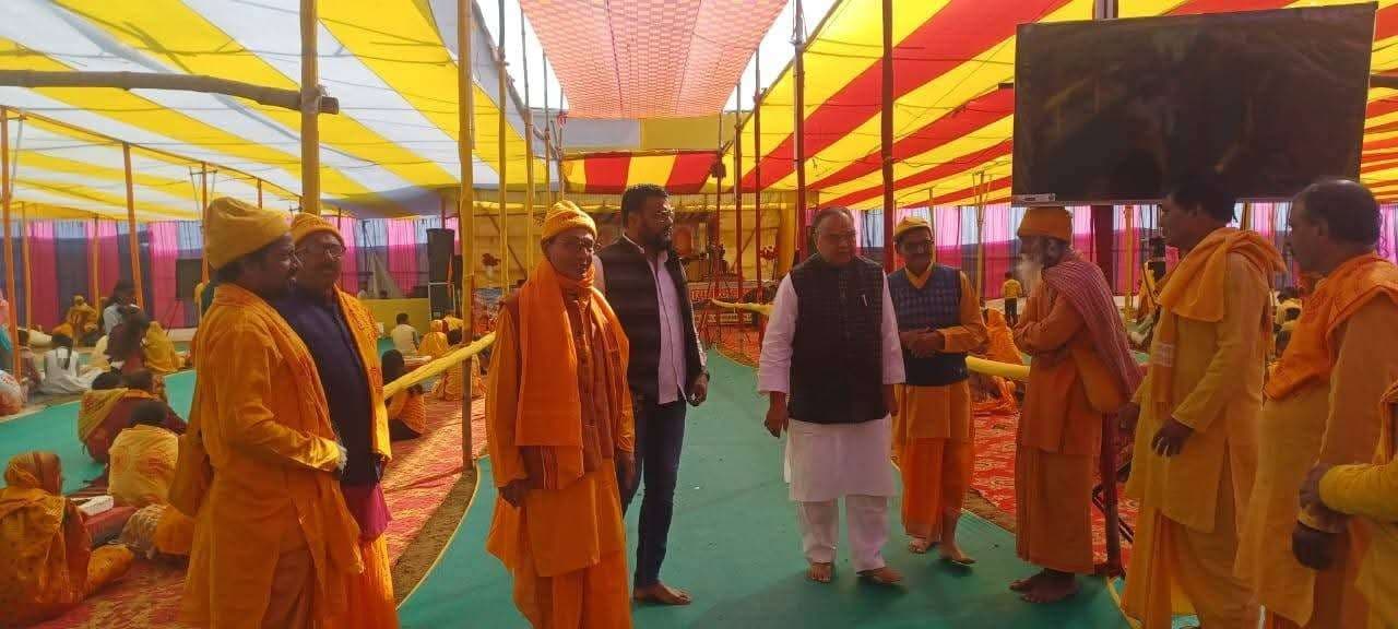 गायत्री महायज्ञ में उमड़ रही है श्रद्धालुओं की भीड़