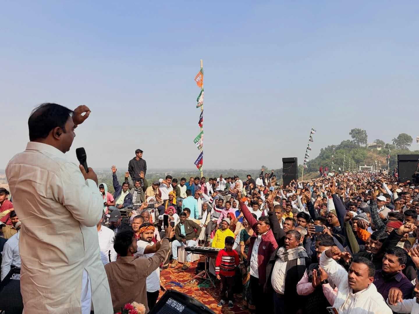 कार्यकर्ता सम्मान समारोह में विधायक ने अंग वस्त्र, डायरी व कलम देकर एनडीए कार्यकर्ताओं को किया सम्मानित