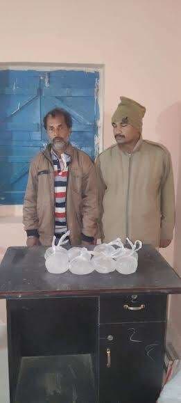 चार लीटर महुआ शराब के साथ एक युवक गिरफ्तार