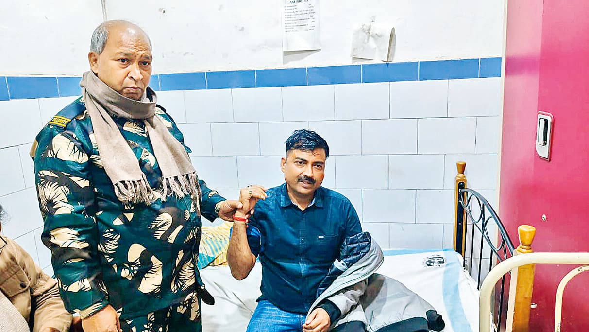 गुस्साये डॉक्टर ने सदर प्रभारी पर किया हमला