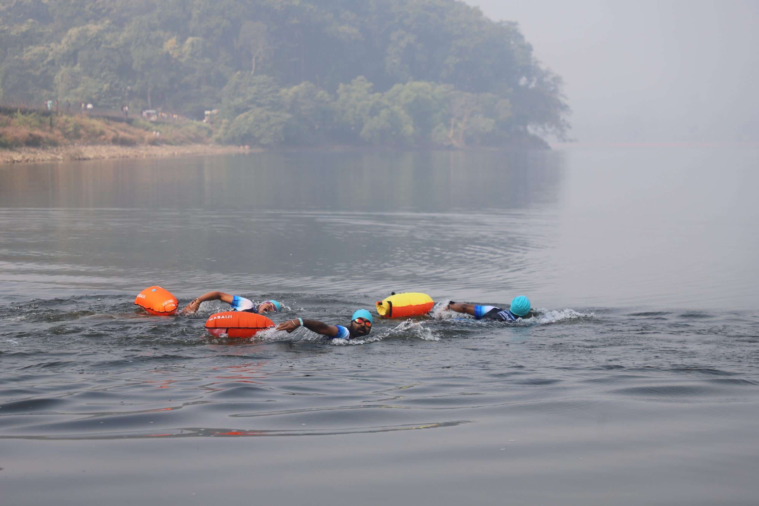 Swim-A-Thon at dimna lake concluded : शहर में पहली बार हुआ स्विम-ए-थॉन का आयोजन, लगभग 100 प्रतिभागी हुए शामिल