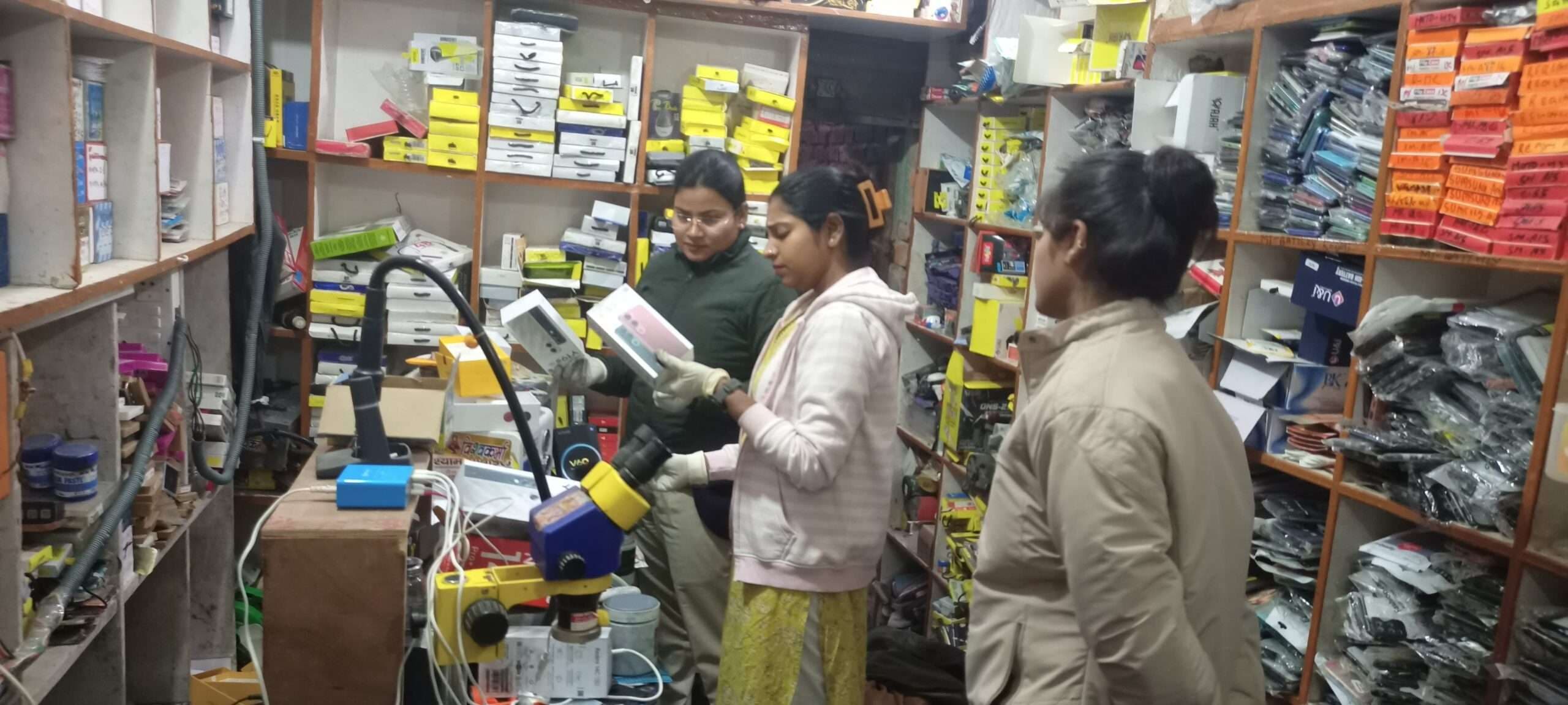 Madhubani News : मोबाइल दुकान से लाखों की चोरी