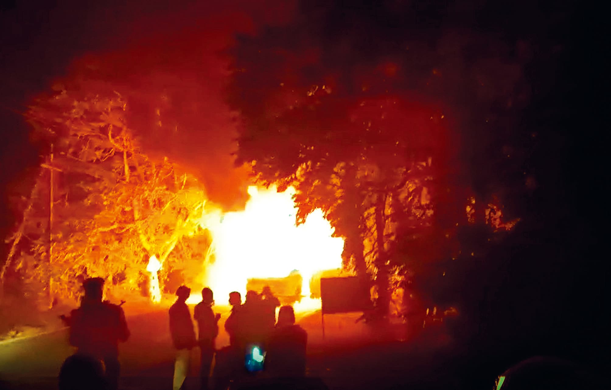 sasaram News : सासराम के नोखा में बस की चपेट में आने से युवक की मौत, भीड़ ने बस को फूंका