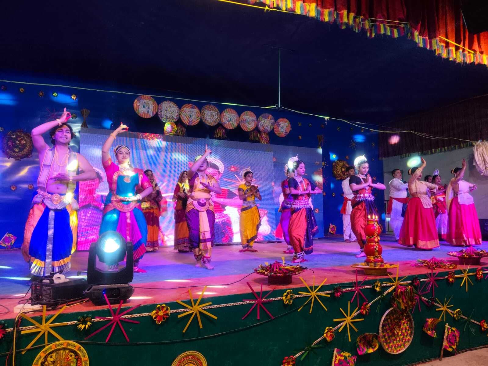 Madhubani News : कलाकारों ने रंगारंग कार्यक्रम प्रस्तुत मचाया धमाल