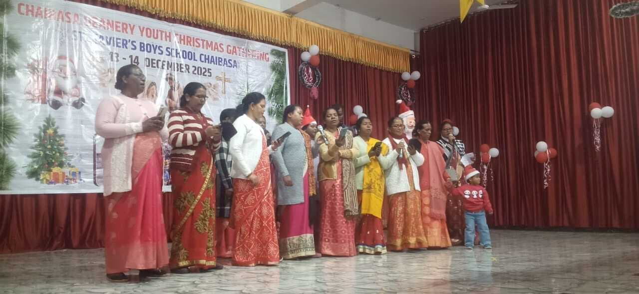 Chaibasa News : क्रिसमस गैदरिंग में झूमे श्रद्धालु, बच्चों ने गीत-नाटक से बिखेरी खुशियां