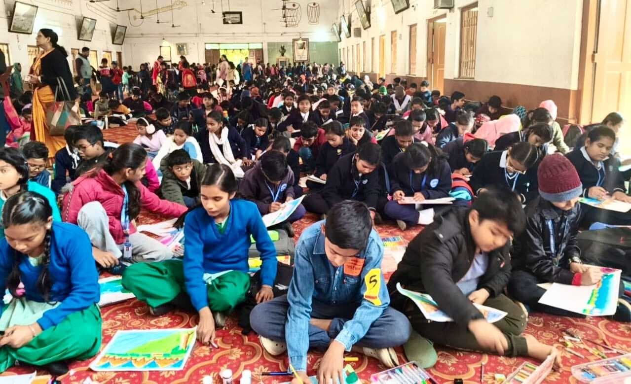 East Singhbhum News : 1200 बच्चों ने कागज पर उकेरीं अपनी कल्पनाएं