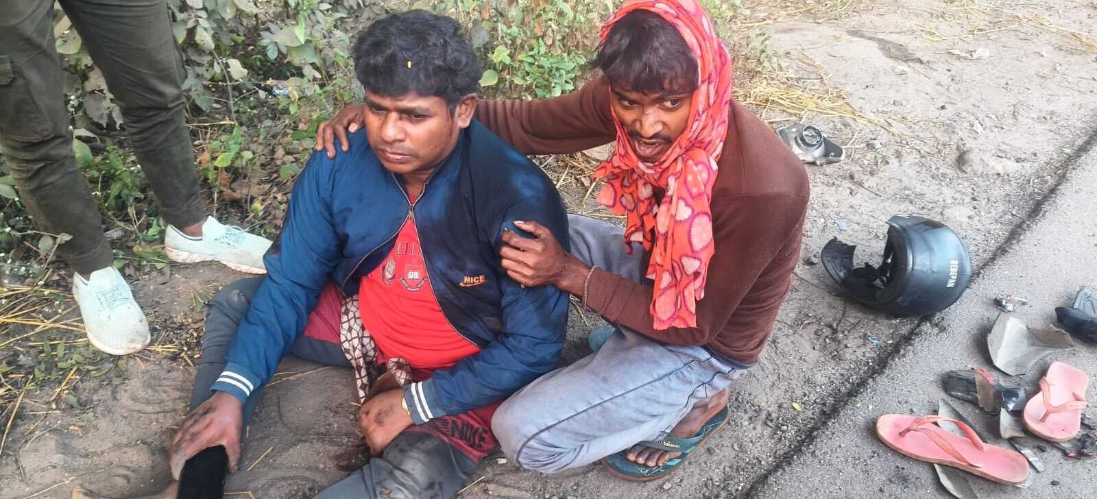 Seraikela Kharsawan News : अनियंत्रित बाइक खड़े ट्रक से टकरायी, हेलमेट से बची जान