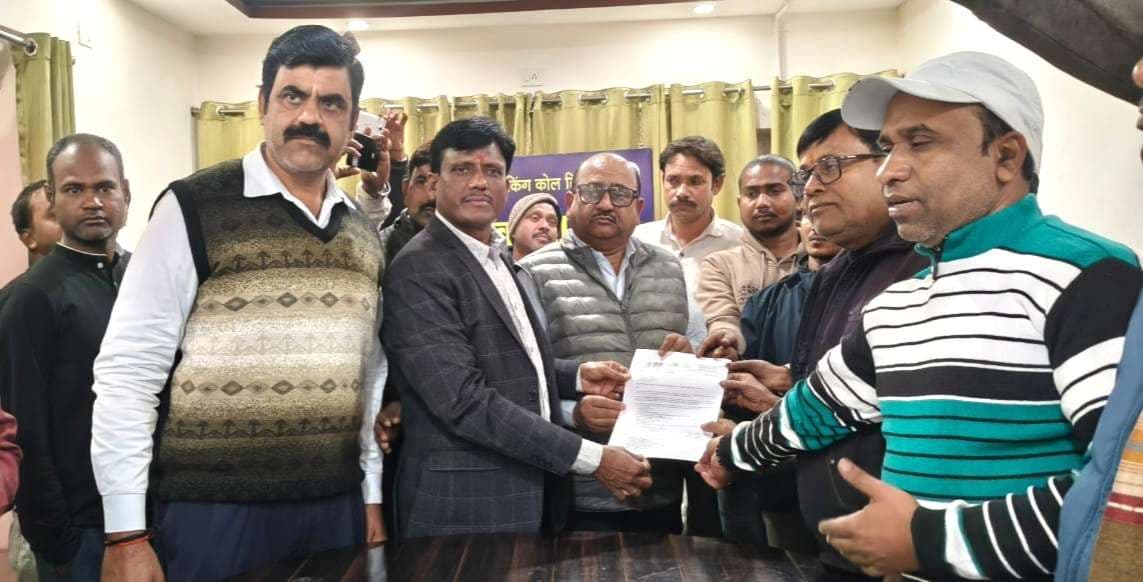 Dhanbad News: बीमार कोलकर्मी की मौत, जीएम कार्यालय में शव रख दिया धरना, बेटे को मिला नियोजन