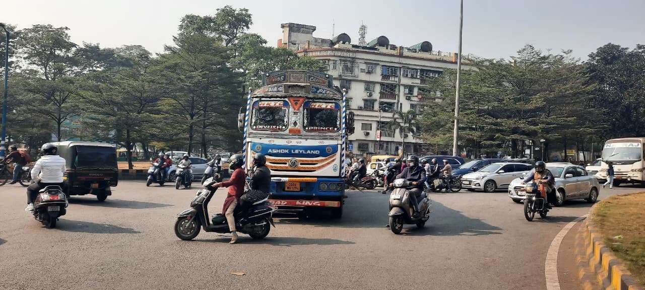 Jamshedpur News : बिष्टुपुर ट्रैफिक थाना से मात्र 100 मीटर की दूरी पर बीच सड़क पर खड़ा है खराब ट्रक, देखने वाला कोई नहीं