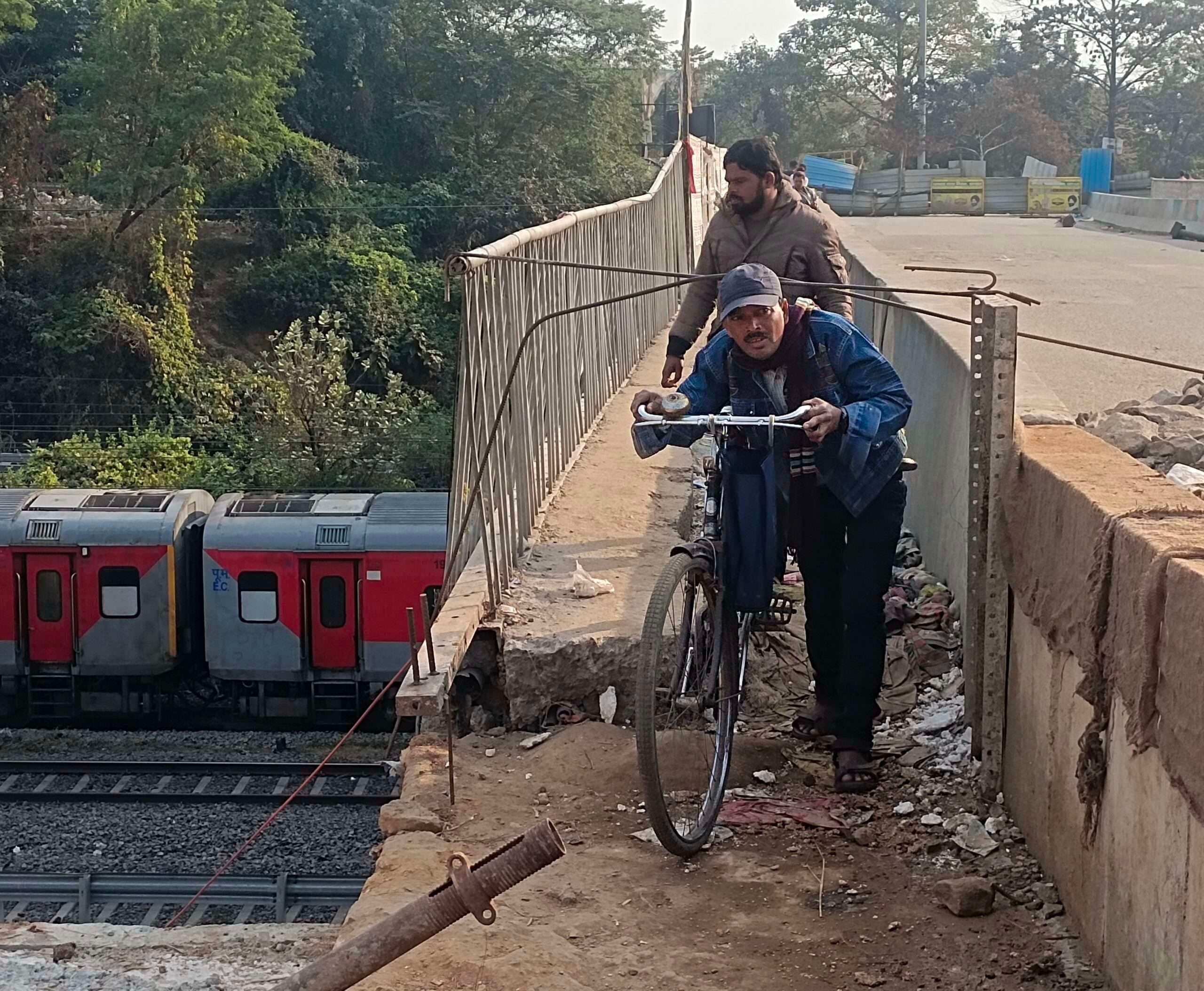 Dhanbad News: बरमसिया ओवरब्रिज का काम पूरा होने के कगार पर, पैदल व साइकिल यात्री कर रहे आवागमन